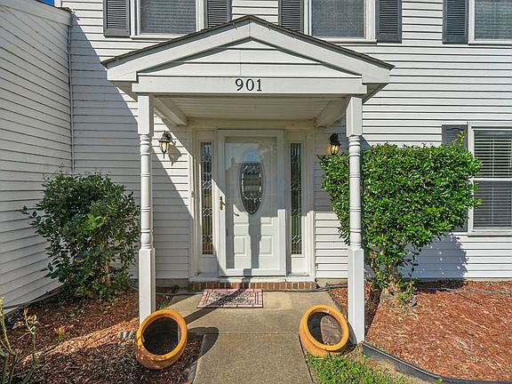 2nd image of 901 Shady Hollow Ln
