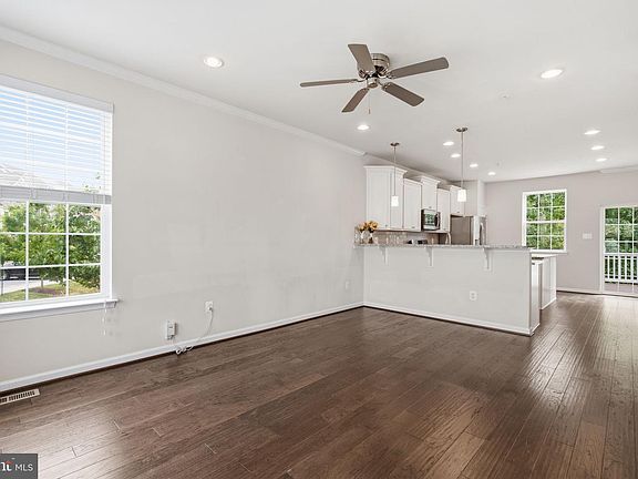 5th image of 1335 Hawthorn Dr