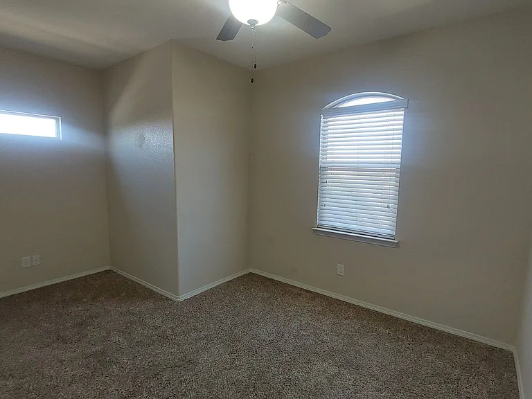 800 Caterick St — Photo 30