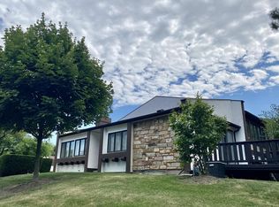 1 Nacona Ln, Indian Head Park, IL 60525