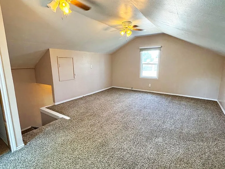 215 W Bell St — Photo 9