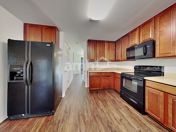 3rd image of 1008 Golden Crest Dr