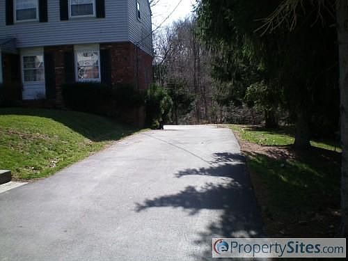 3rd image of 926 Old Hills Rd