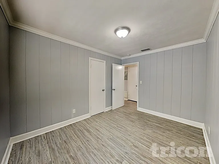 225 W King St — Photo 11