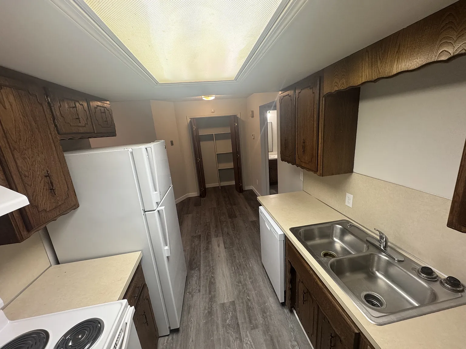 Hill View Apartments - 3 — Photo 4