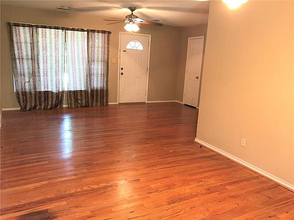 3rd image of 3121 Meadow Oaks Dr
