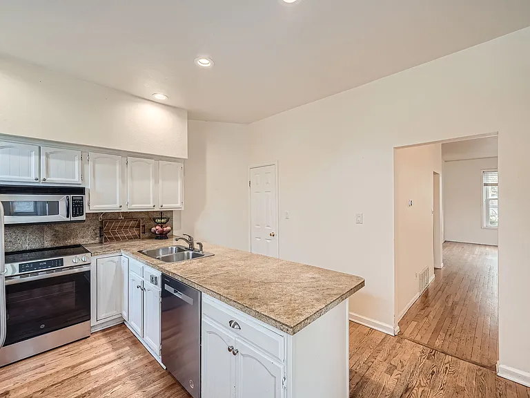 823 E 22nd Ave — Photo 12