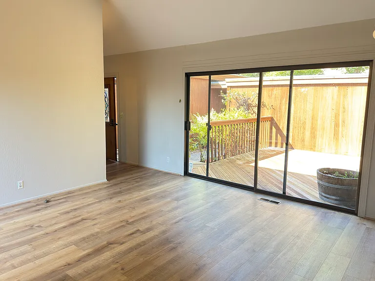 895 Marin Dr — Photo 10
