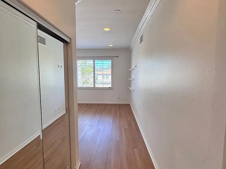 326 Manila Ave — Photo 27