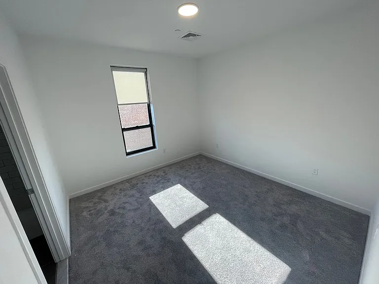 104 Howe St — Photo 86