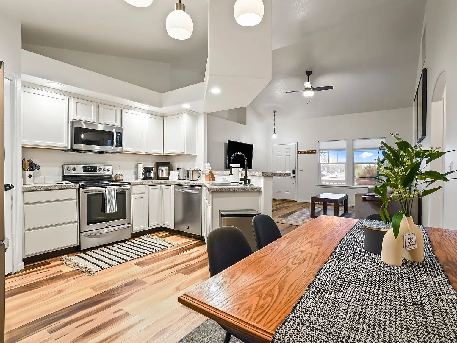 349 W Quaking Aspen Ln — Photo 1