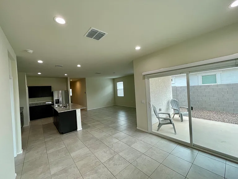 18563 W Desert Hollow Dr — Photo 8