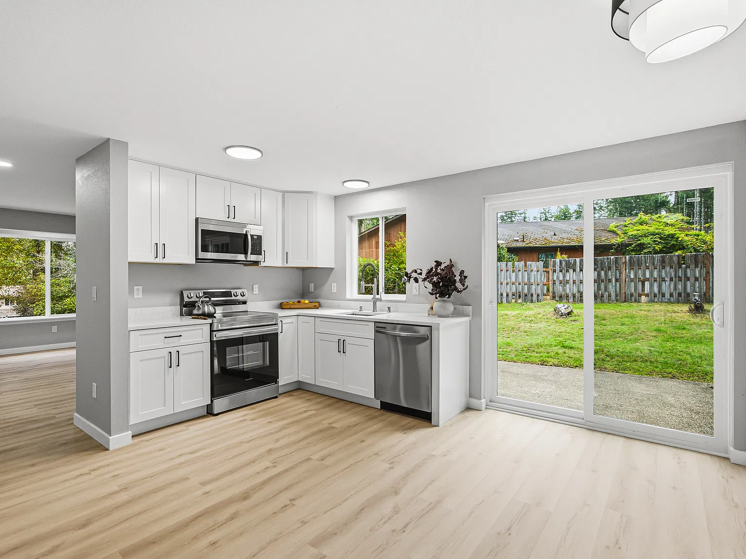 3 bed, 1292 sqft, $2,690 — Photo 3