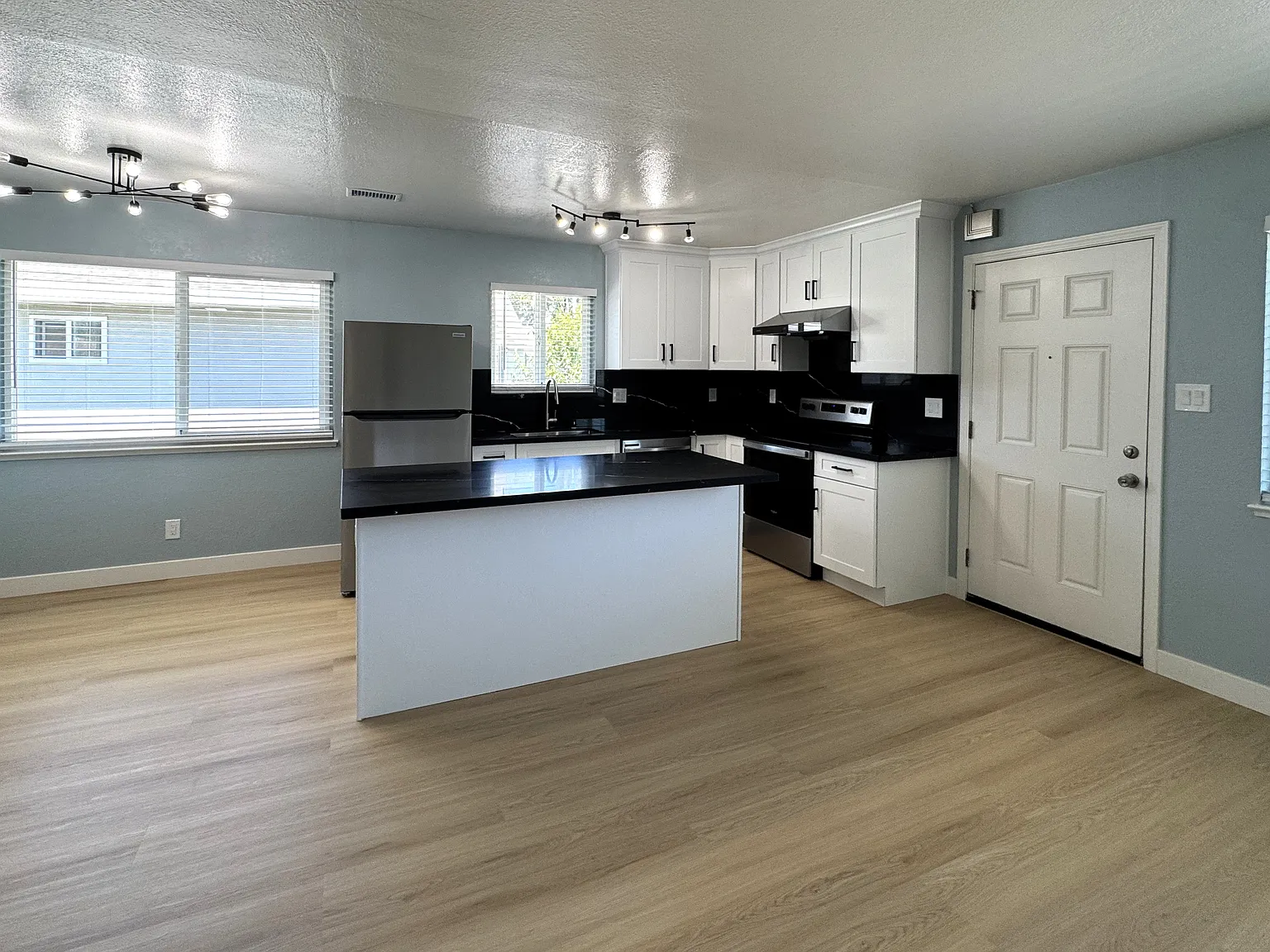 2 bed, 798 sqft, $3,000 — Photo 2