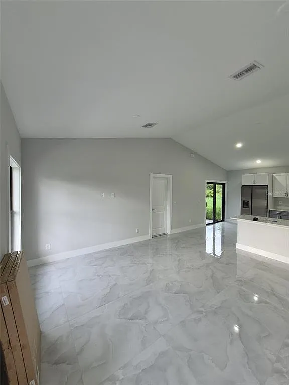 3 bed, 2.0 bath, 1090 sqft, $1,900 — Photo 4