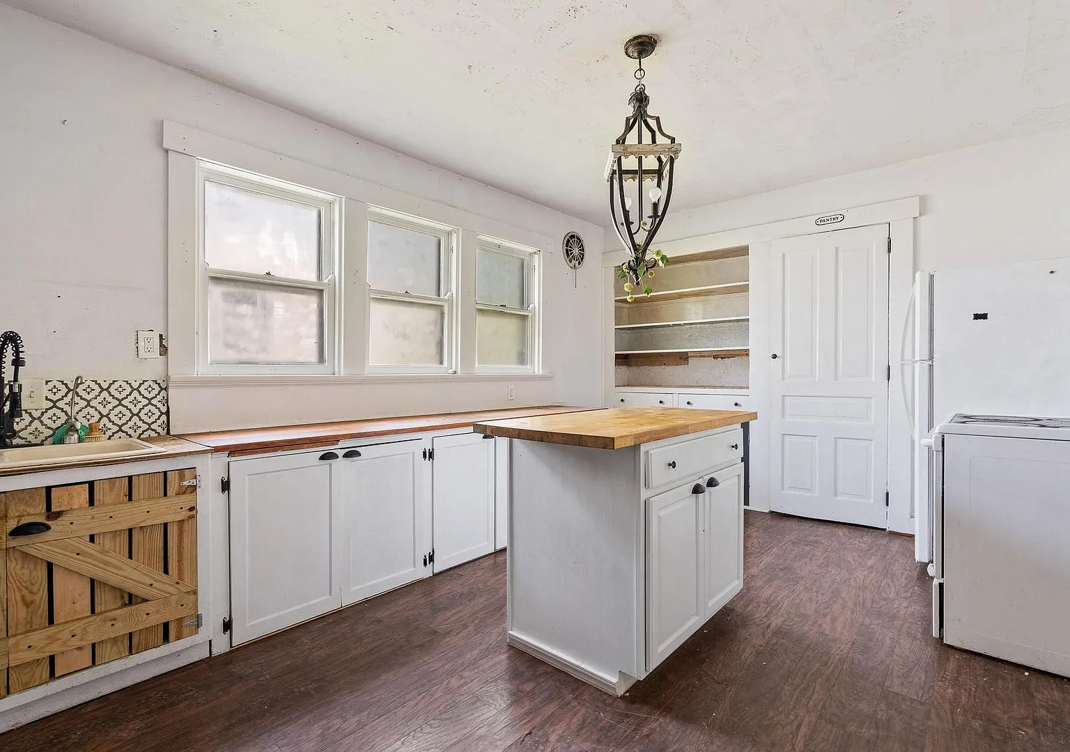 3 Bedroom Home For Rent — Photo 1