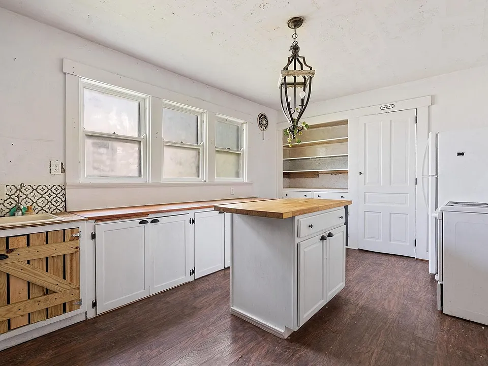 2225 Catalpa Dr