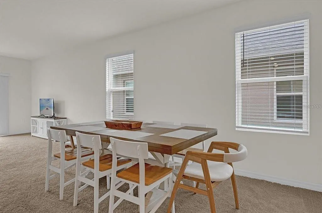 5 bed, 3.0 bath, 2522 sqft, $2,400 — Photo 3