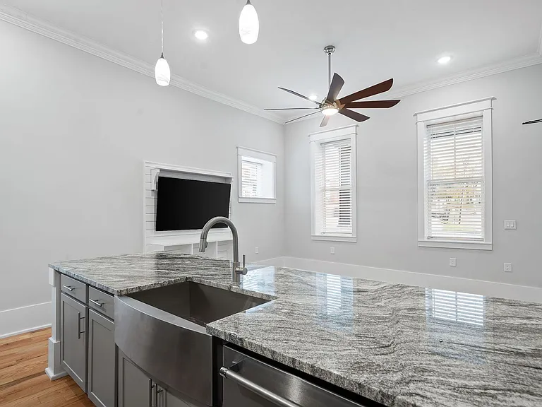 Madison St - 638 (x8) — Photo 9