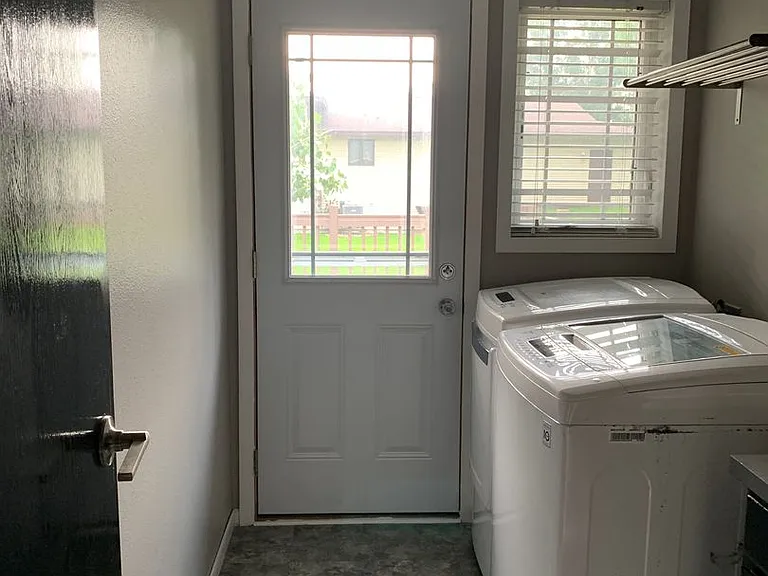 570 Roberts St SW — Photo 11