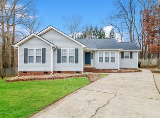 100 Collie Cir, Holly Springs, NC 27540