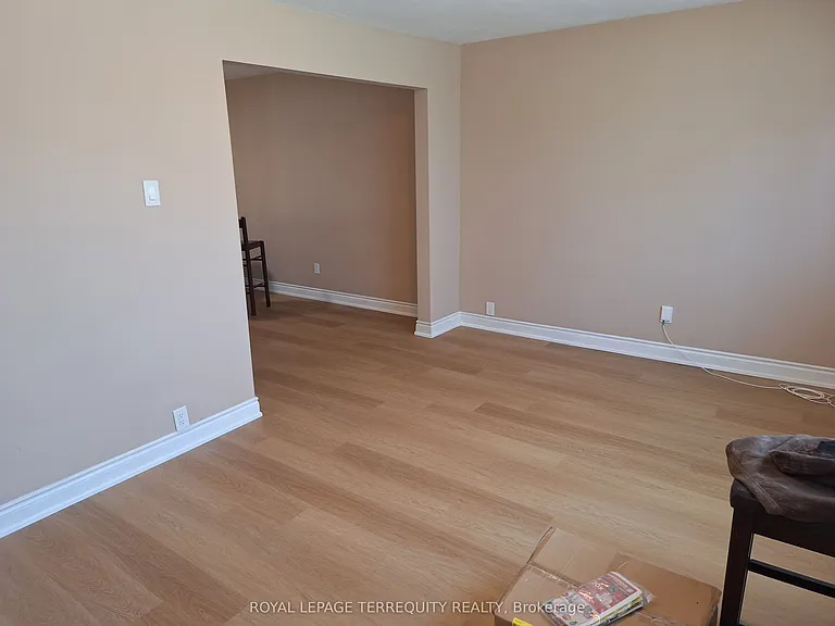 17 Compton Cres — Photo 4