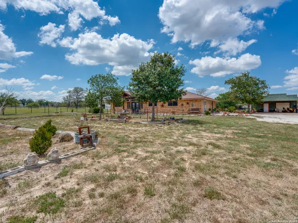 300 County Road 324, Adkins, TX 78101