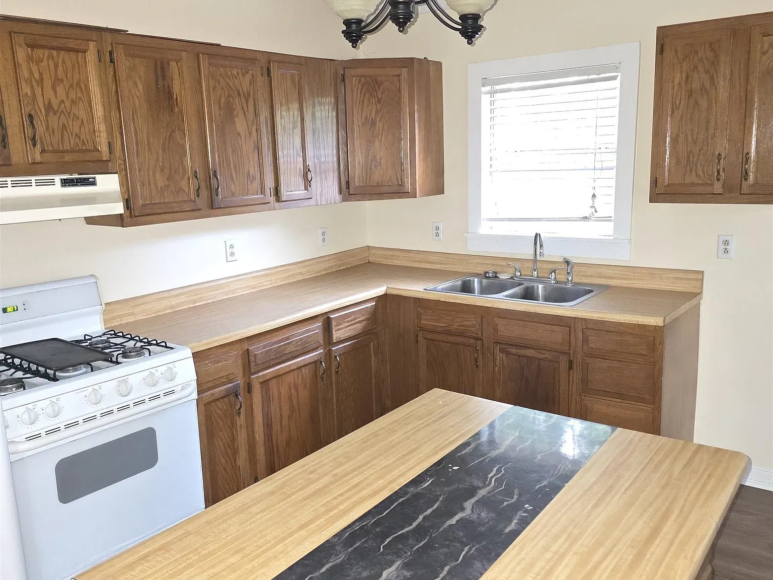 2 bed, 1.5 bath, 1120 sqft, $1,050 — Photo 3
