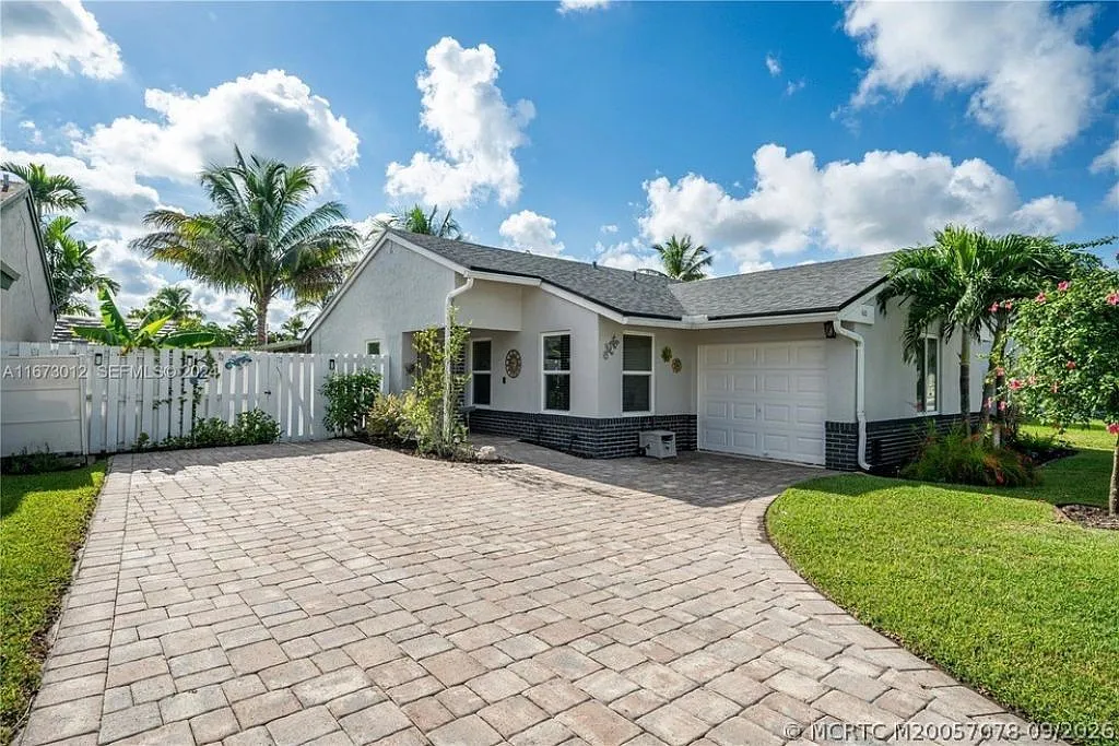 3 bed, 2.0 bath, 1249 sqft, $1,720 — Photo 2