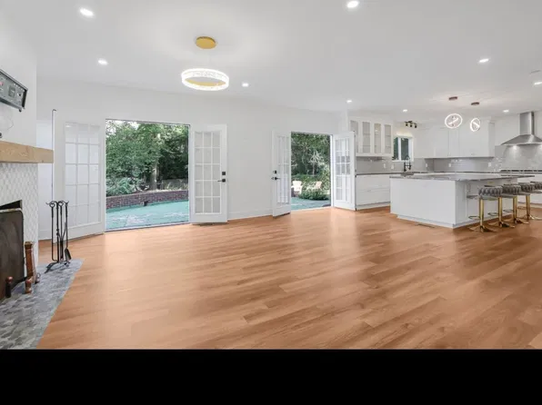 2421 Airport Dr, Columbus, OH 43219