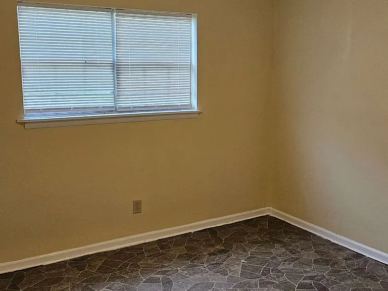 412 Vienna Cir — Photo 12