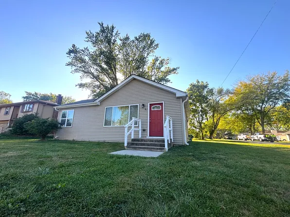 109 Oakleaf Rd, Lake In The Hills, IL 60156