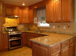 28 Peacock Ln, Poughkeepsie, NY 12601