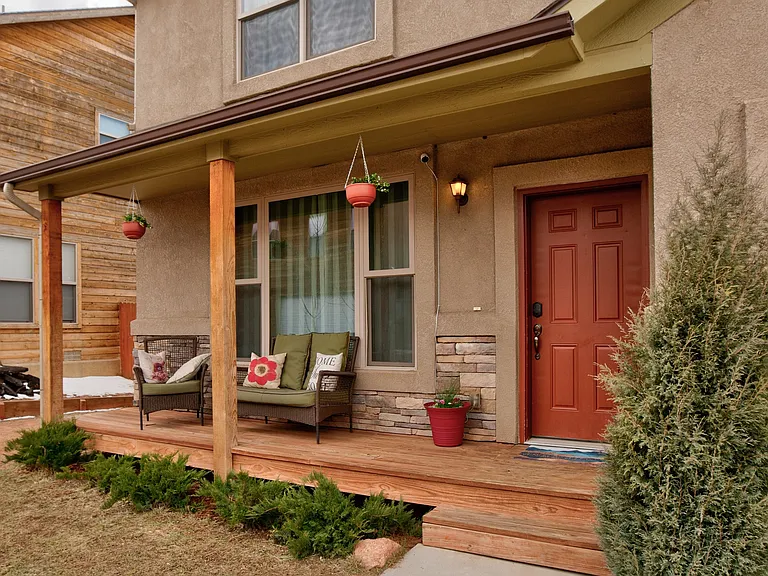 705 Valley View Dr — Photo 2