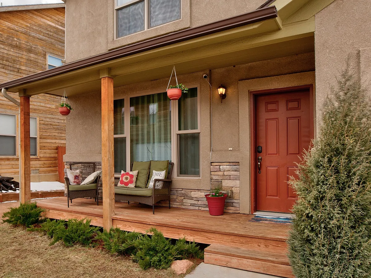 Building Photo - 705 Valley View Dr