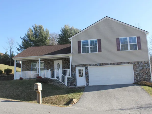 320 Robin Hood Dr, Christiansburg, VA 24073
