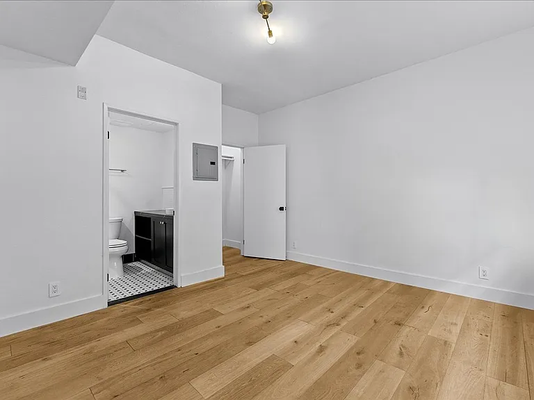 135 N Doheny Dr #202 — Photo 7