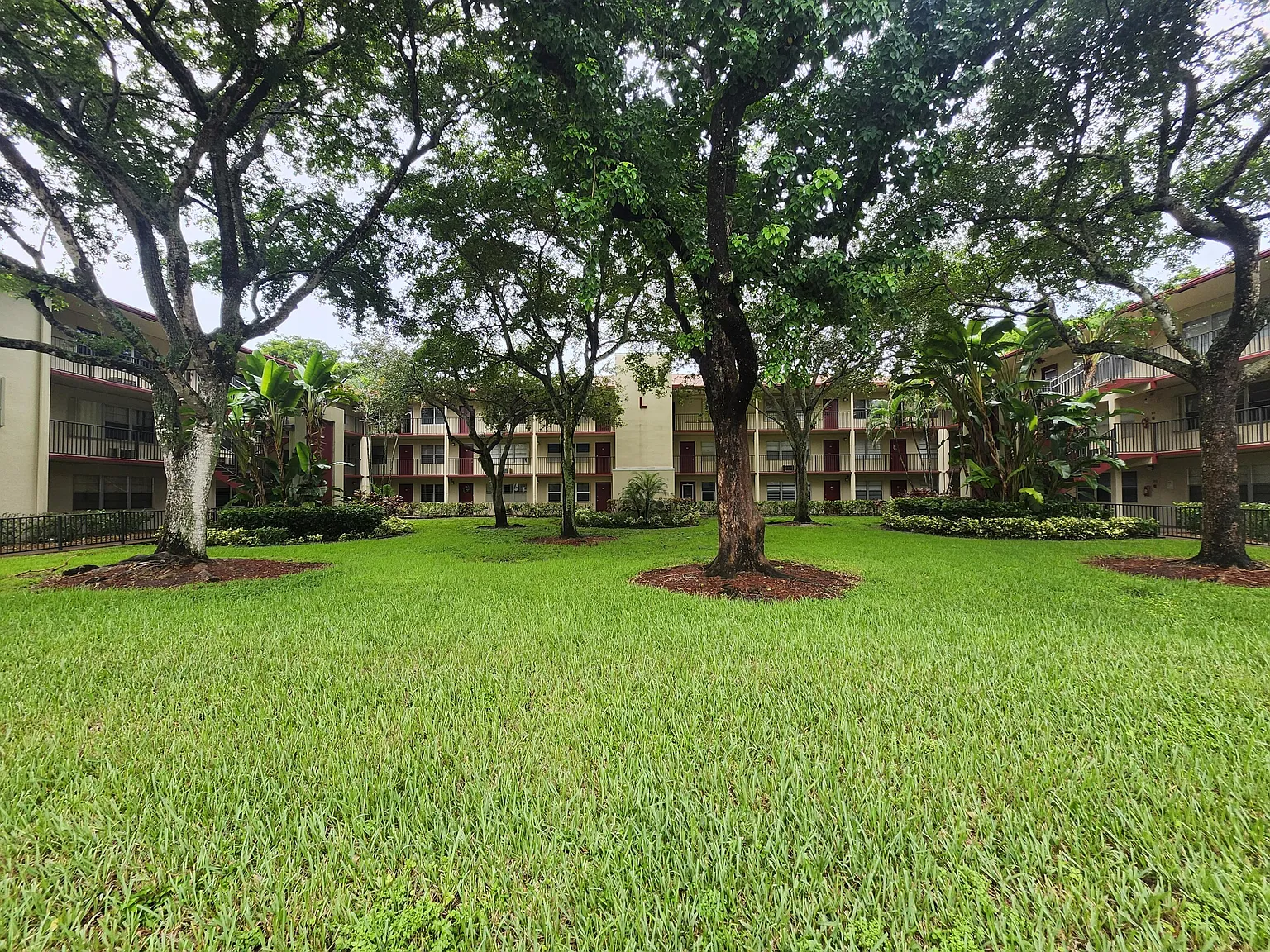 2 bed, 1.5 bath, 954 sqft, $1,825 — Photo 2
