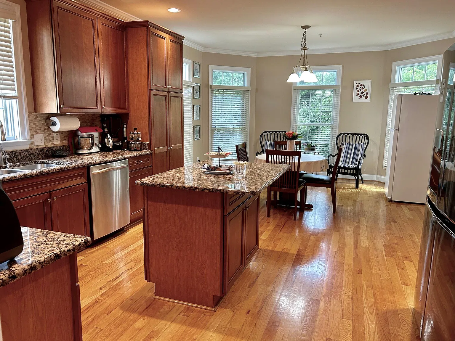 4 bed, 3.5 bath, 4850 sqft, $5,600 — Photo 3