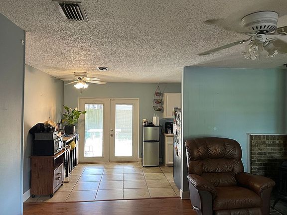 2nd image of 2910 Regent Dr
