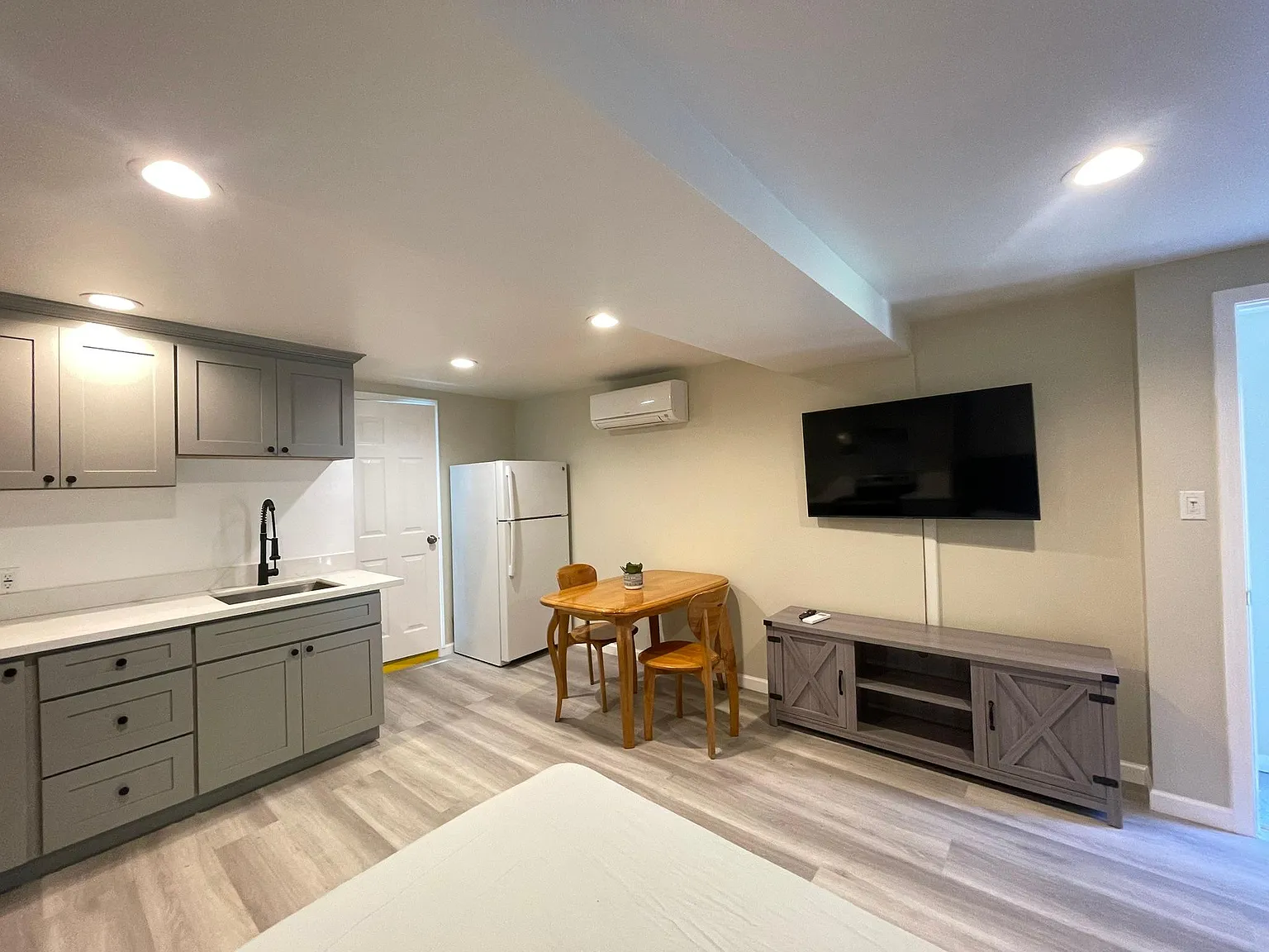 Studio, 400 sqft, $1,800 — Photo 4