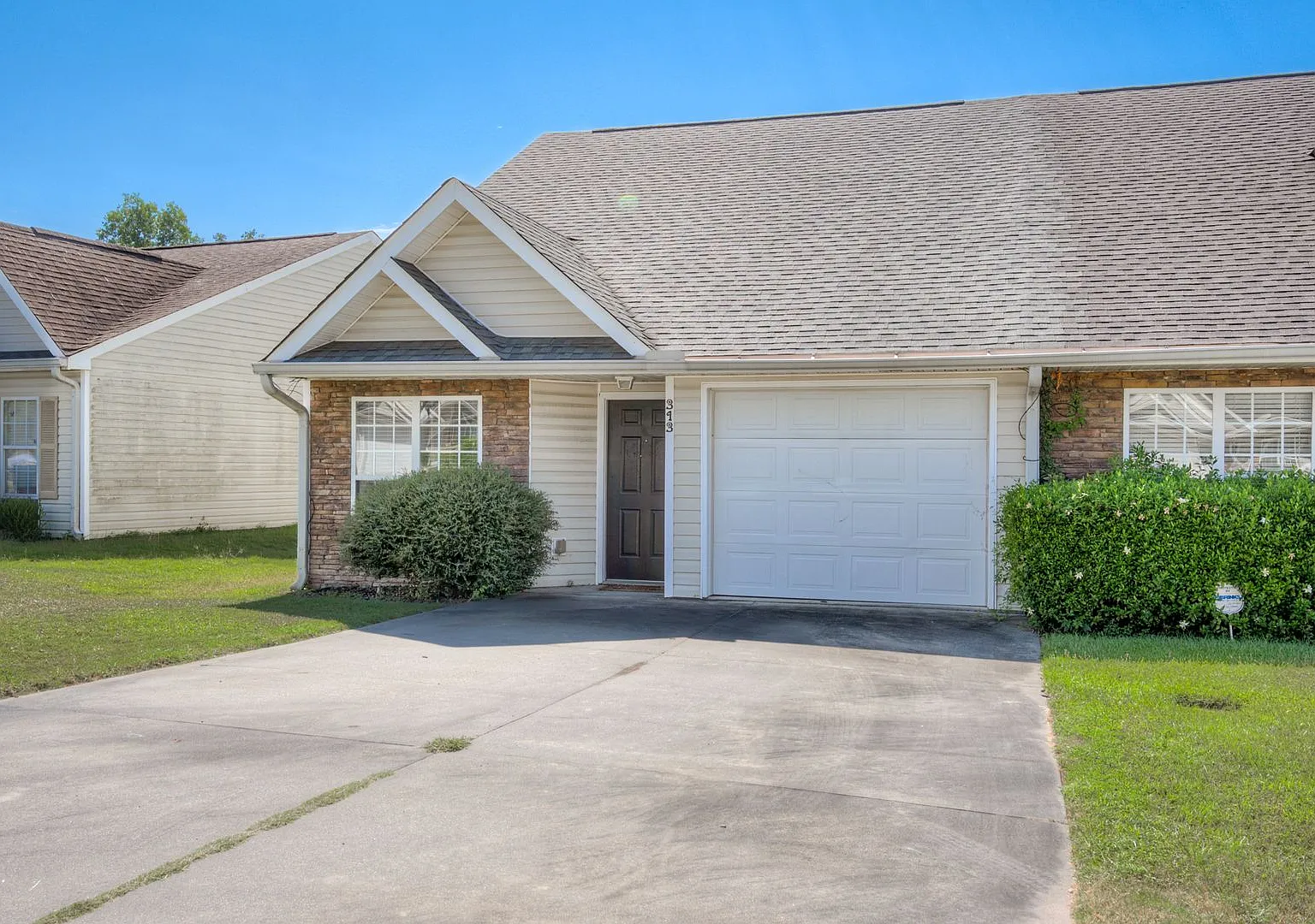 3 Bedroom 3 Bath Townhouse — Photo 2