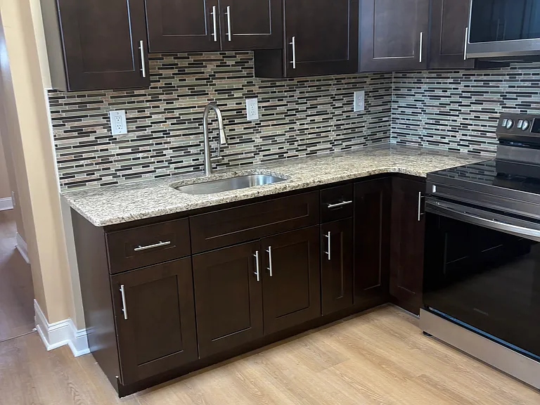 1307 Oak St — Photo 2