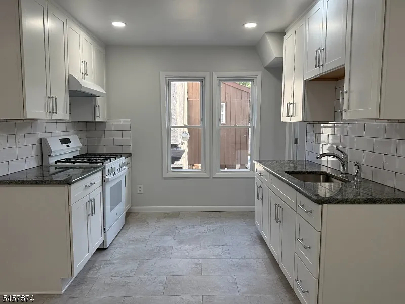 3 bed, 1.0 bath, 1200 sqft, $2,800 — Photo 4