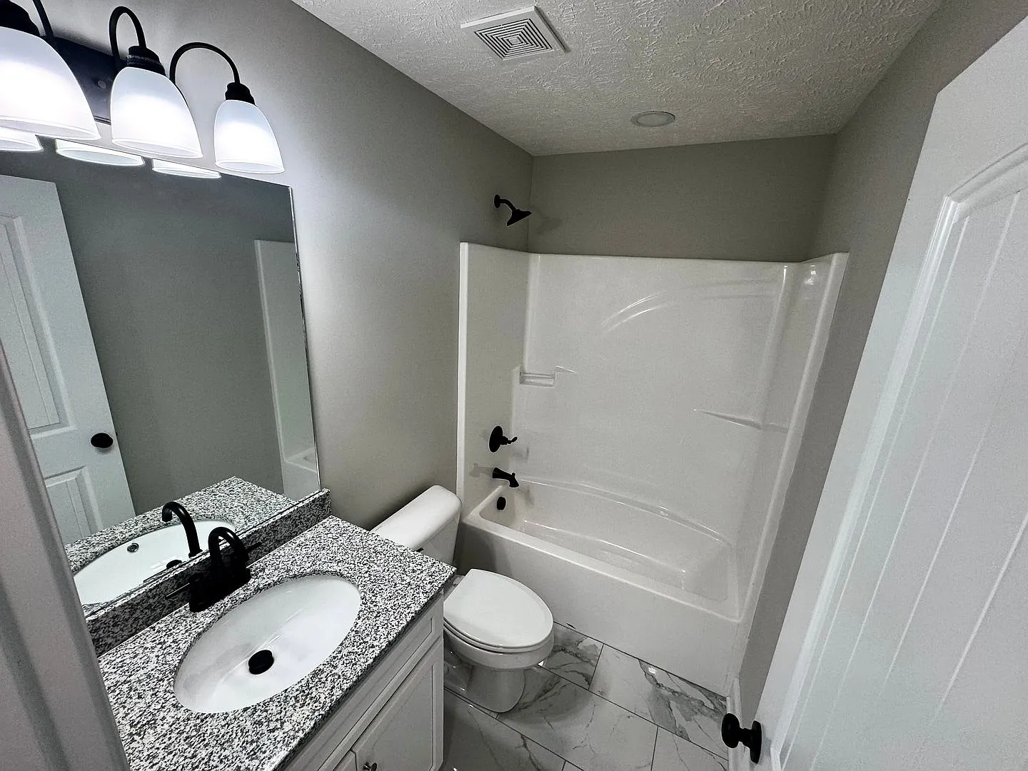 Spacious Duplex with Fence-In Back Yard.... — Photo 3
