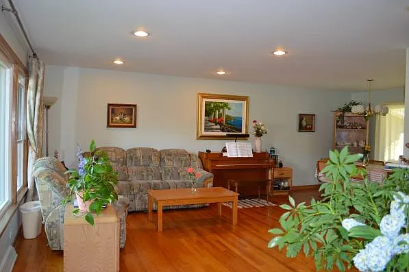 414 Brook Ln — Photo 2
