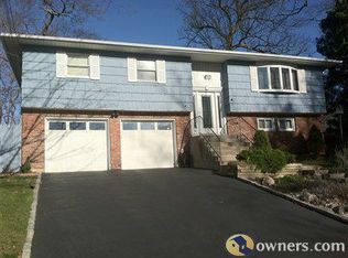 4 Sixpence Ct, Huntington, NY 11743