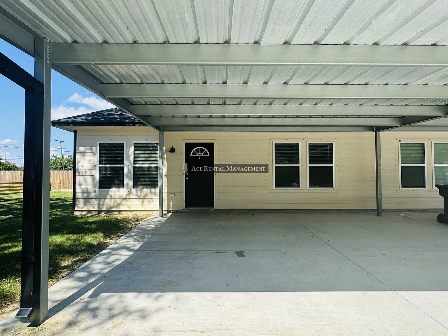 Modern 2 Bedroom | 1 Bathroom Duplex in Port Arthur, TX — Photo 1