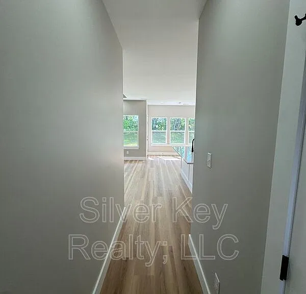 918 Stratford Ave — Photo 3