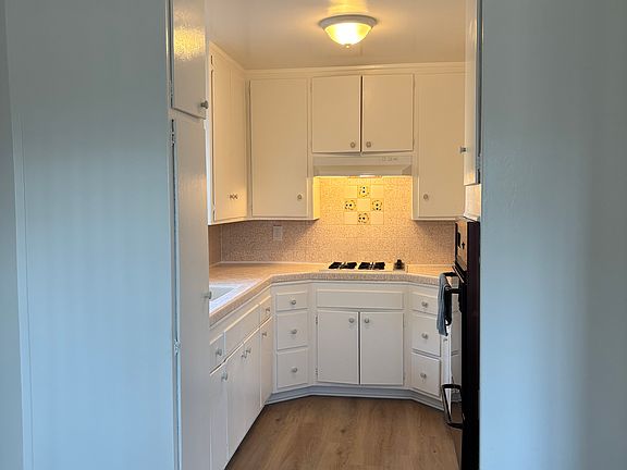 3rd image of 11822 Vanowen St